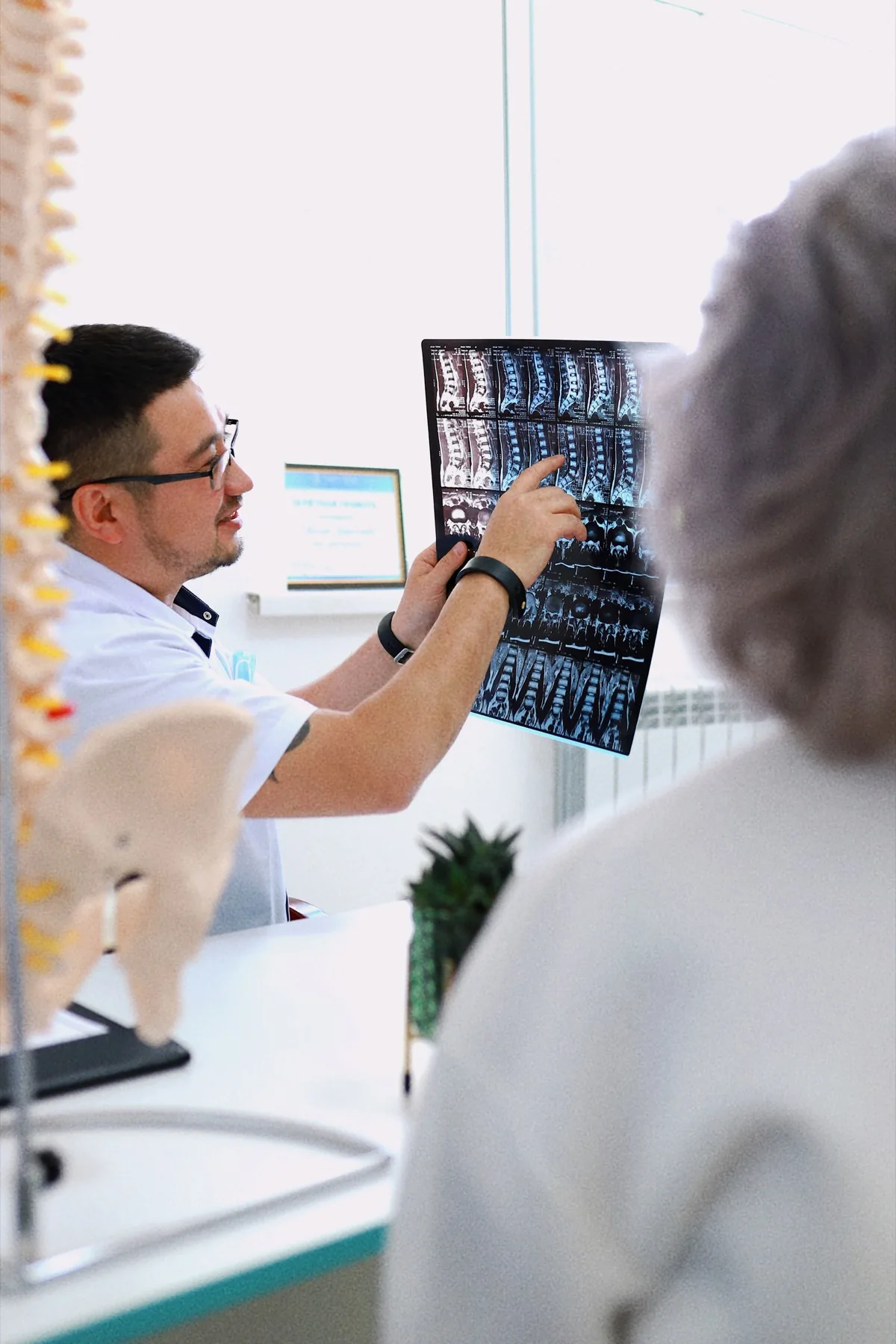 Врач Expert Neuro разбирает снимки МРТ